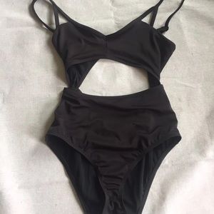 Out from Under Malliot cutout swim